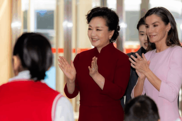 Peng Liyuan y la Reina Letizia apoyan servicios para personas con discapacidad en Pekín video poster
