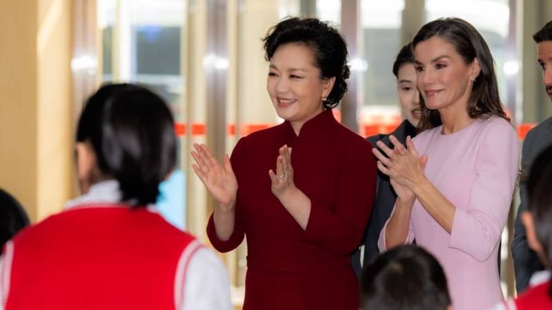 Peng Liyuan y la Reina Letizia apoyan servicios para personas con discapacidad en Pekín video poster