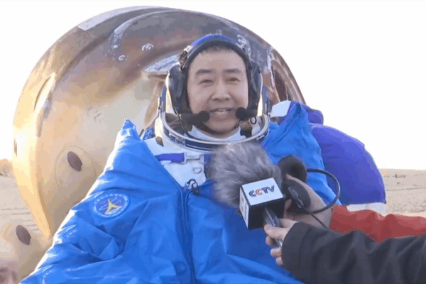 Chen Dong, el primer astronauta en salir de la cápsula de retorno de Shenzhou-21 video poster