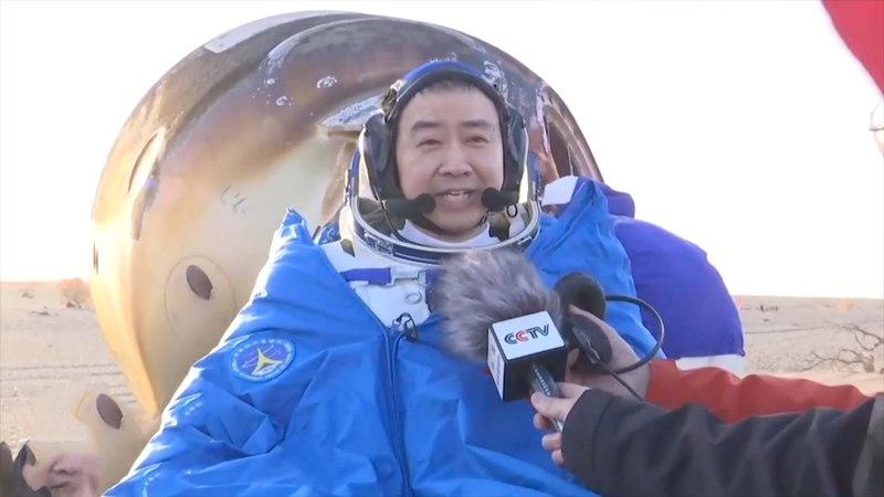 Chen Dong, el primer astronauta en salir de la cápsula de retorno de Shenzhou-21 video poster