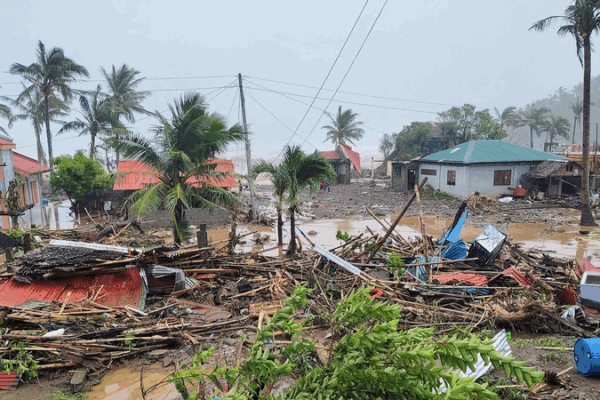 Súper Tifón Fung-wong Golpea el Este de Luzón, Filipinas