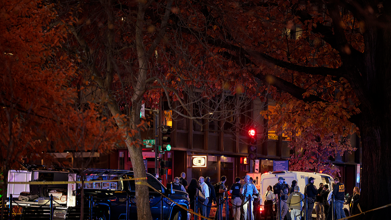 2 miembros de la Guardia Nacional en condición crítica tras tiroteo cerca de la Casa Blanca video poster