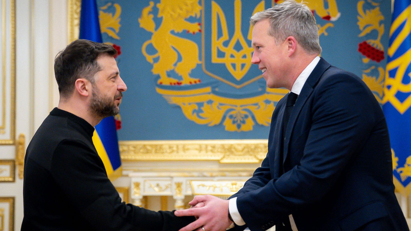 Secretario del Ejército de EE. UU. busca la paz en Kiev mientras Rusia toma una ciudad clave