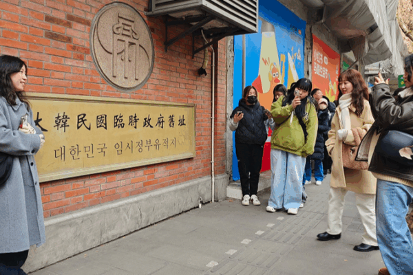 Los jóvenes surcoreanos redescubren raíces de independencia en Shanghái video poster