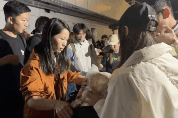 La comunidad de Hong Kong se une para apoyar a las víctimas de un incendio mortal video poster