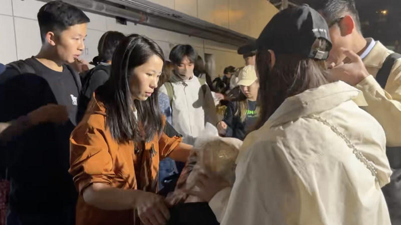 La comunidad de Hong Kong se une para apoyar a las víctimas de un incendio mortal video poster