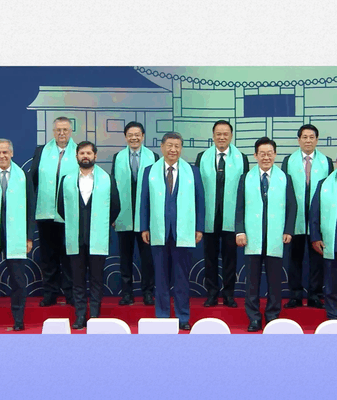 Xi Jinping se une a los líderes de APEC para una foto grupal en Gyeongju 📸 video poster