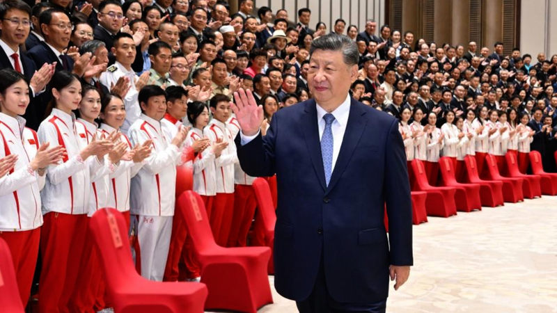 Xi Jinping anima a los héroes deportivos nacionales antes de los Juegos de Guangzhou video poster