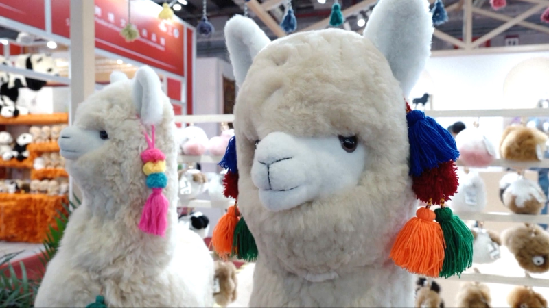 Muñecos de alpaca peruana brillan en la CIIE de Shanghái video poster