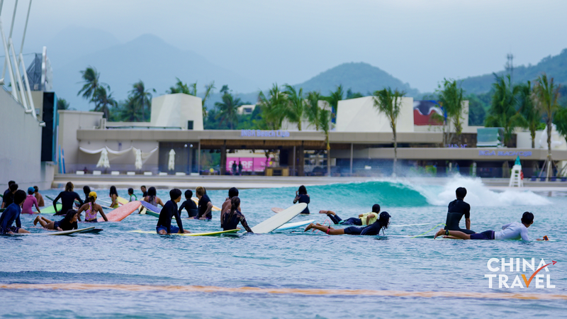 Hainan presenta la primera piscina de olas de grado olímpico en el continente chino 🌊