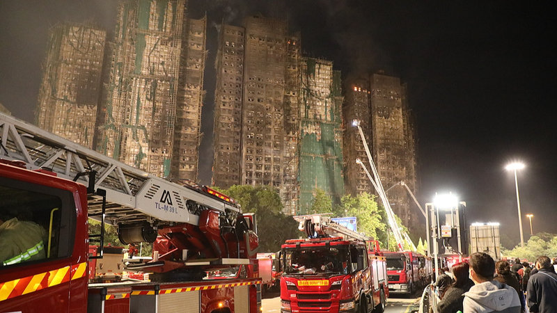 Bomberos_de_Hong_Kong_extinguen_incendio_en_Wang_Fuk_Court