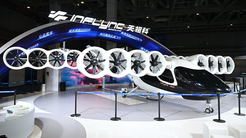 Los pasajeros chinos de eVTOL brillan en la CIIE de Shanghái