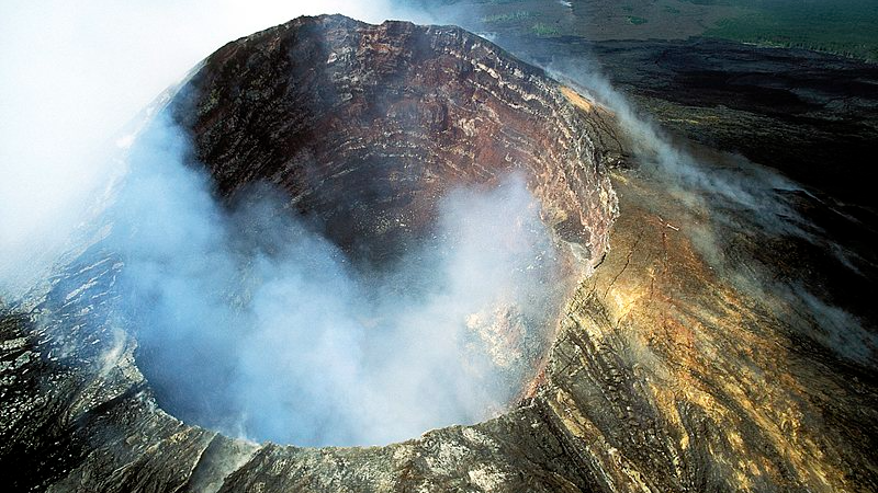 Flujo de lava en vivo desde el volcán Kilauea en la Isla Grande de Hawái video poster