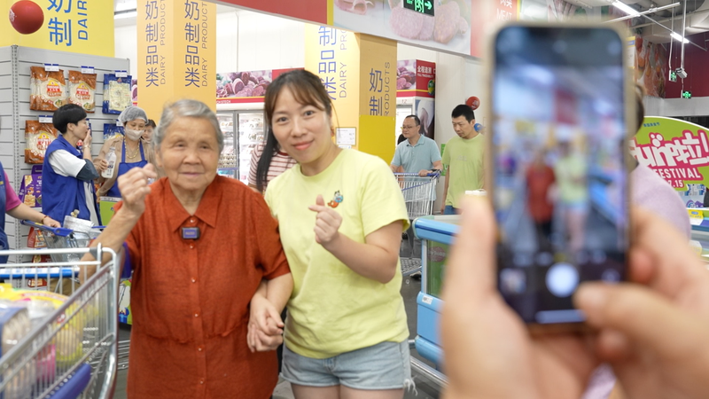 La Generación Z convierte a las abuelas chinas en estrellas de las redes sociales video poster