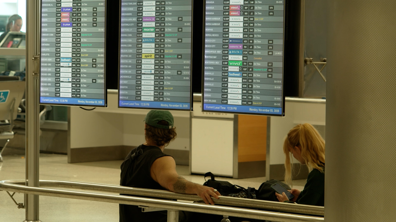 Cierre del Gobierno de EE. UU. deja varados a más de 3M de viajeros aéreos video poster