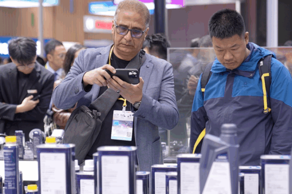 La industria de vehículos de nueva energía de China se acelera en Automechanika Shanghai 2025