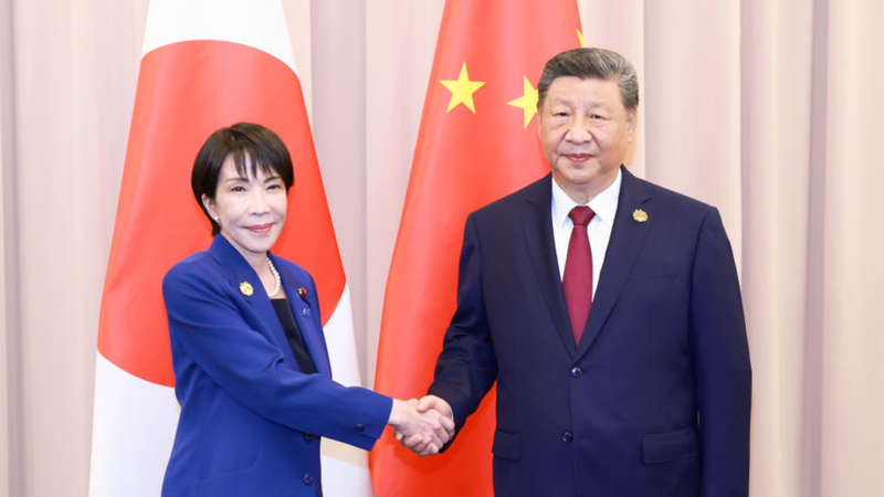 Xi Jinping se reúne con la primera ministra de Japón Sanae Takaichi en Gyeongju video poster