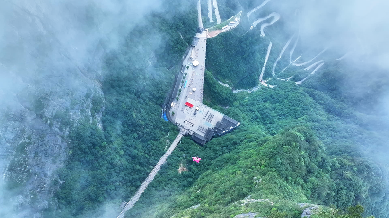 Descubre las maravillas ocultas de Zhangjiajie más allá de los picos de Avatar video poster