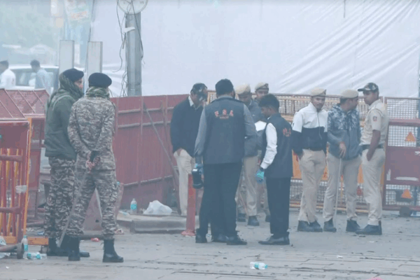 Explosión de auto cerca del Fuerte Rojo en Nueva Delhi mata a 10 e hiere a muchos video poster