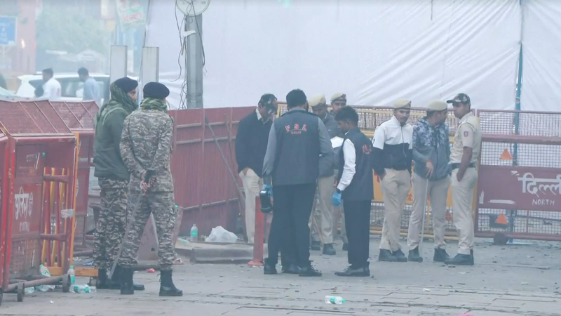 Explosión de auto cerca del Fuerte Rojo en Nueva Delhi mata a 10 e hiere a muchos video poster