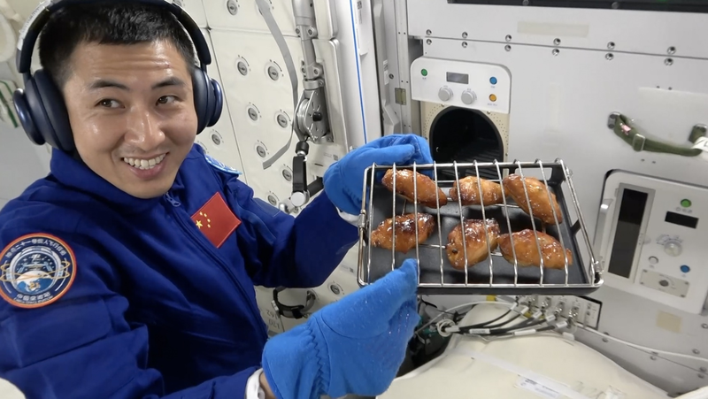 Astronautas chinos hornean pollo y filetes en órbita con nueva 'horno espacial' video poster