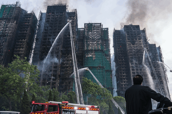 Hong Kong se apresura a minimizar pérdidas tras incendio en Tai Po