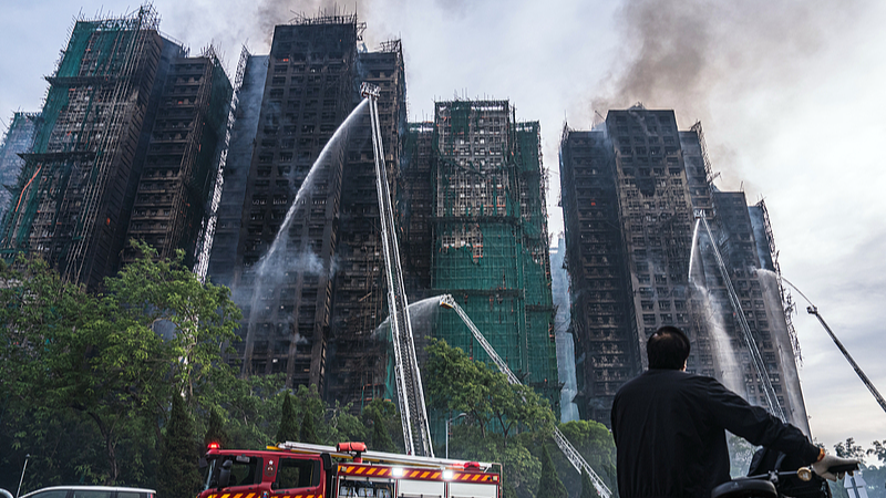 Hong Kong se apresura a minimizar pérdidas tras incendio en Tai Po