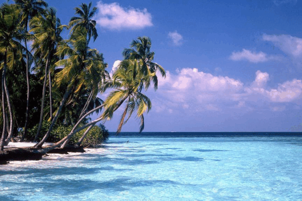 Maldivas lanza la primera prohibición generacional de fumar en el mundo