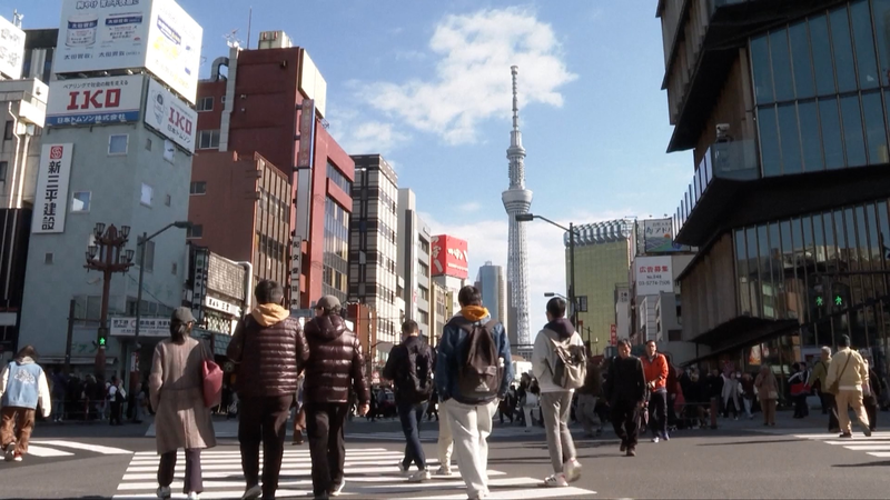 Caída de turistas desde el continente chino afecta la economía de Japón video poster