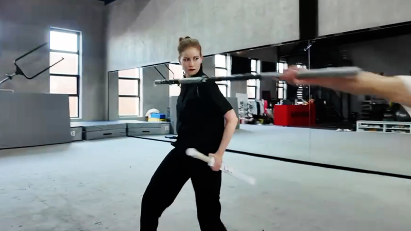 Oriente se encuentra con Occidente: la inmersión de Anina Net en las artes marciales chinas video poster