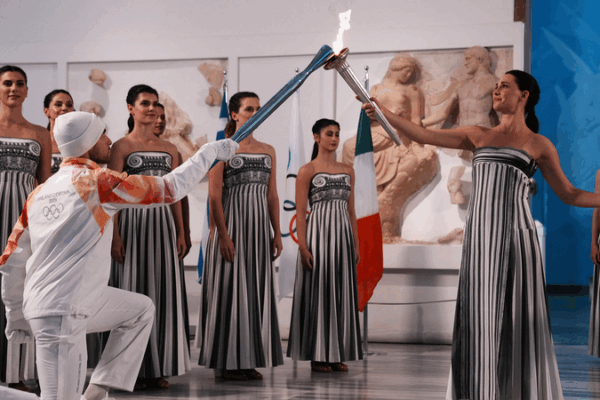 La llama olímpica encendida en la antigua Olimpia para los Juegos de Invierno Milano Cortina 2026