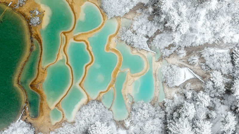 La primera nevada transforma Jiuzhaigou en un paraíso invernal