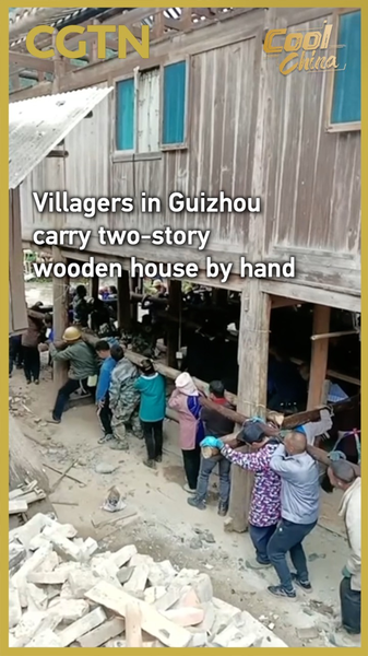 Los_aldeanos_de_Guizhou_levantan_y_mueven_una_casa_de_madera_de_10_toneladas_a_mano video poster