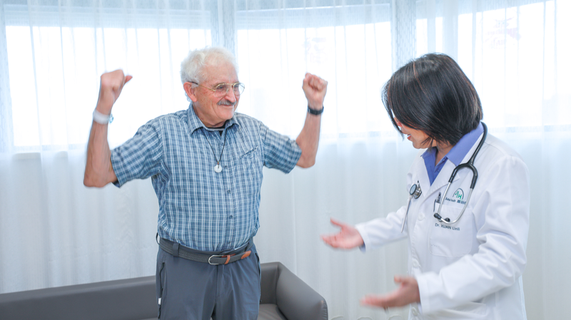 El viaje de 9,000 km de un hombre de 78 años a Shanghái para terapia CAR-T