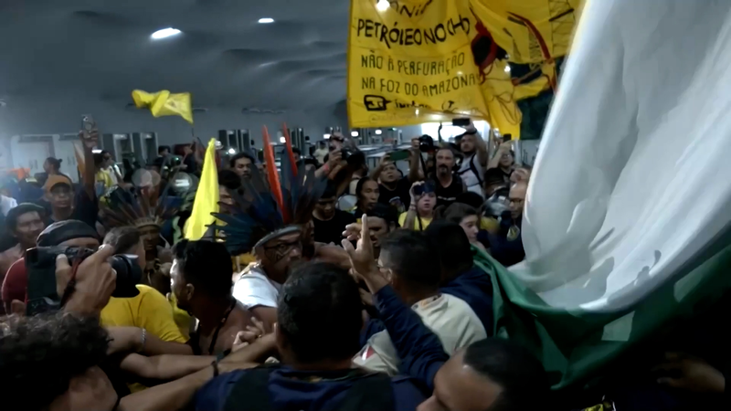 Protestas y Esperanza Marcan la Primera Semana de las Conversaciones Climáticas de la COP30 video poster