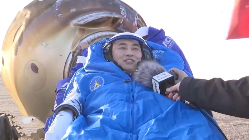 Chen Zhongrui de Shenzhou-20 sale de la cápsula Shenzhou-21 después del aterrizaje del viernes video poster