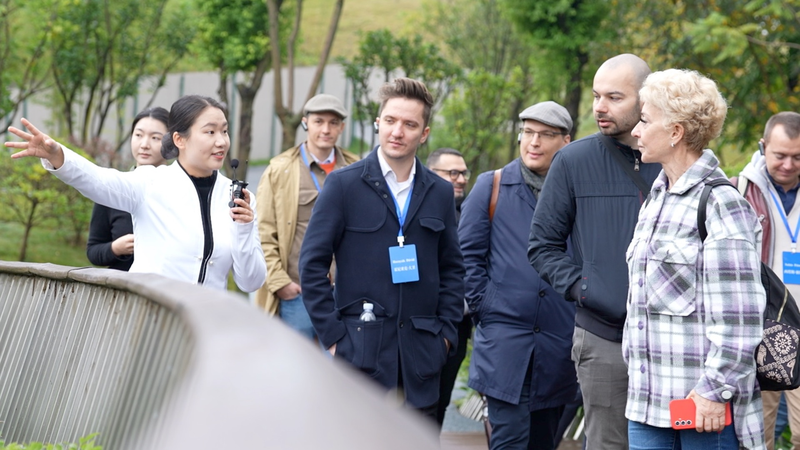 De pandas a vehículos eléctricos: investigadores europeos recorren el suroeste de la China continental video poster