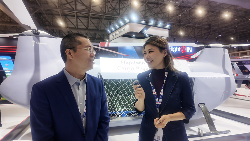 Zumbido en el Dubai Airshow por drones chinos de elevación pesada de 1,000kg video poster