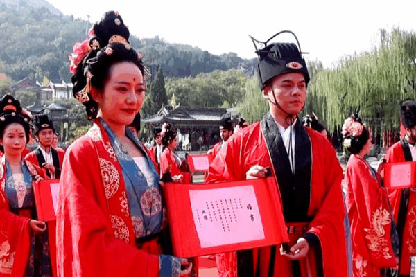 Mágica boda en hanfu une a más de 30 parejas en Xi’an video poster