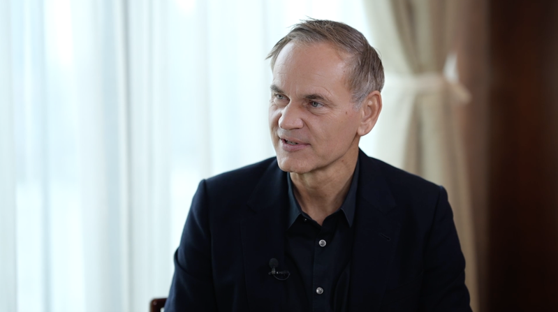 El CEO de VW sobre la carrera de vehículos eléctricos en China: Rivales fuertes y grandes asociaciones video poster