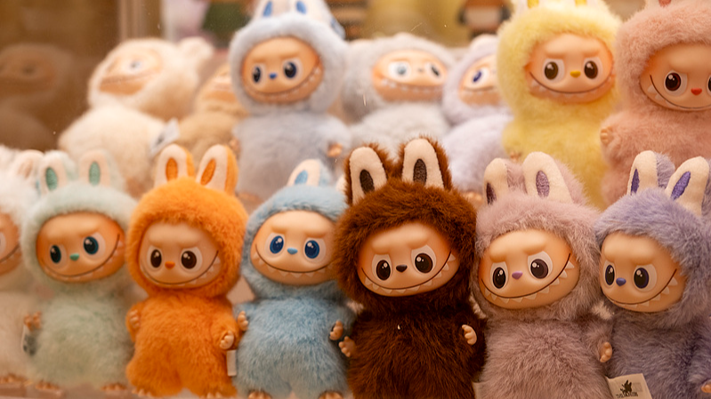 La fiebre de las muñecas Labubu arrasa en Londres en transmisión en vivo del Día de los Solteros