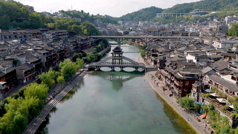 Fenghuang: El Encantador Pueblo Acuático de Hunan video poster