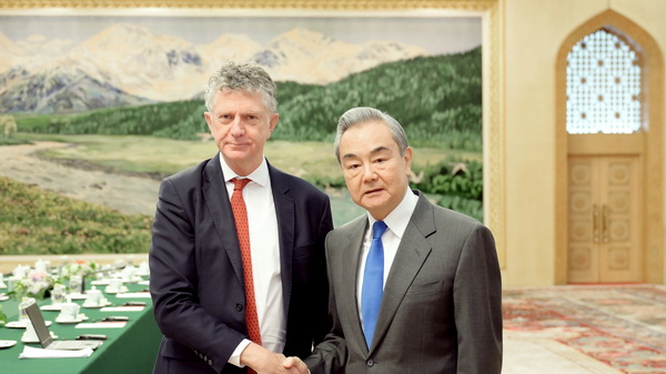 El principal diplomático de China insta a Gran Bretaña a adoptar una política pragmática hacia China