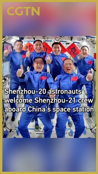 Los astronautas de Shenzhou-20 dan la bienvenida a la tripulación de Shenzhou-21 en la estación Tiangong video poster