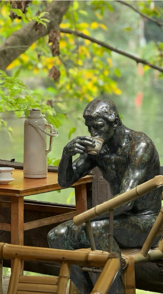 ‘El Pensador’ de Rodin encuentra zen en una casa de té en Chengdu video poster