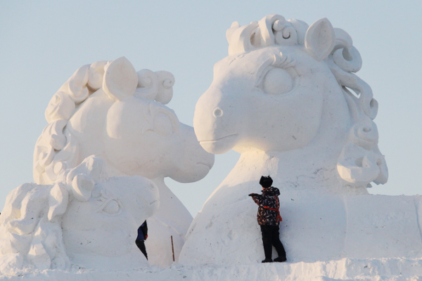 Escultura de Nieve de Caballo Mágico Toma Forma en el Mundo de Hielo y Nieve de Harbin