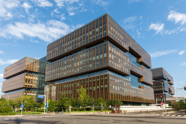 AIIB celebra 10 años con crecimiento global en infraestructura