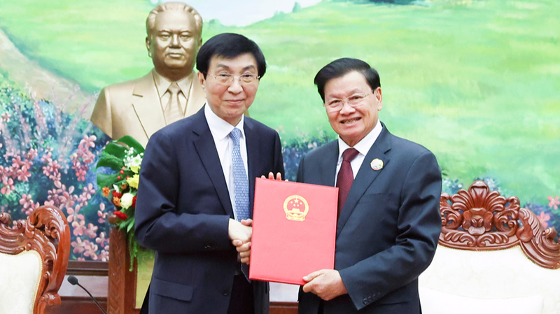 El principal asesor político de China visita Laos por el 50 aniversario 🎉🤝