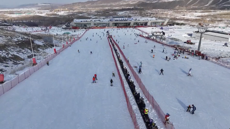 China supera a Suiza en visitas de esquí y revoluciona el turismo invernal video poster