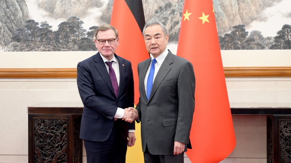 Wang Yi llama a reforzar lazos China-Alemania con más diálogo y cooperación